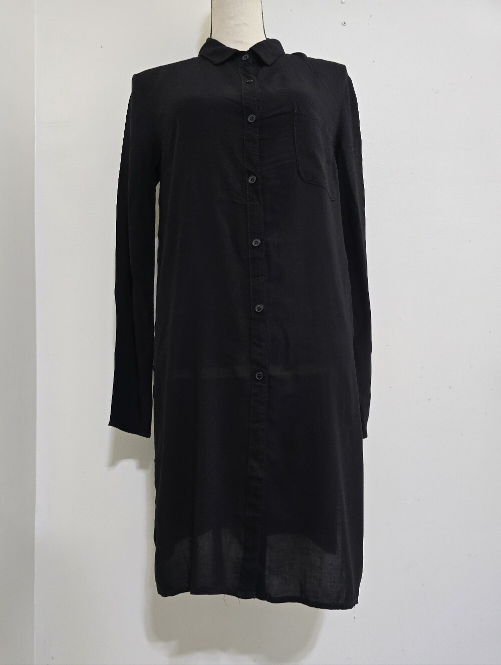 new CHELSEA SKY size Small Long Sleeve Button Down Side Slit Blouse Black